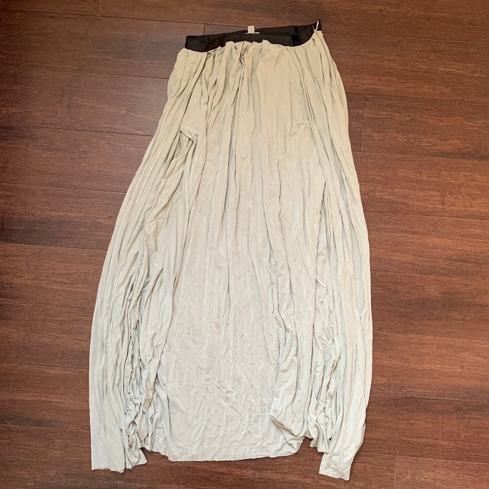 PLEATED SKIRT WITH TWO HIGH SLITS